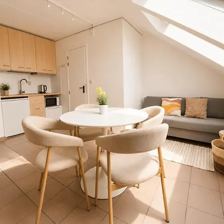 Cozy Duplex With Free Parking Apartment